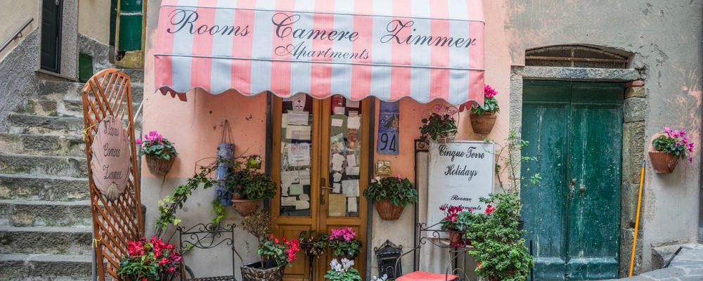 Tende da sole a caduta: struttura, materiali, impieghi